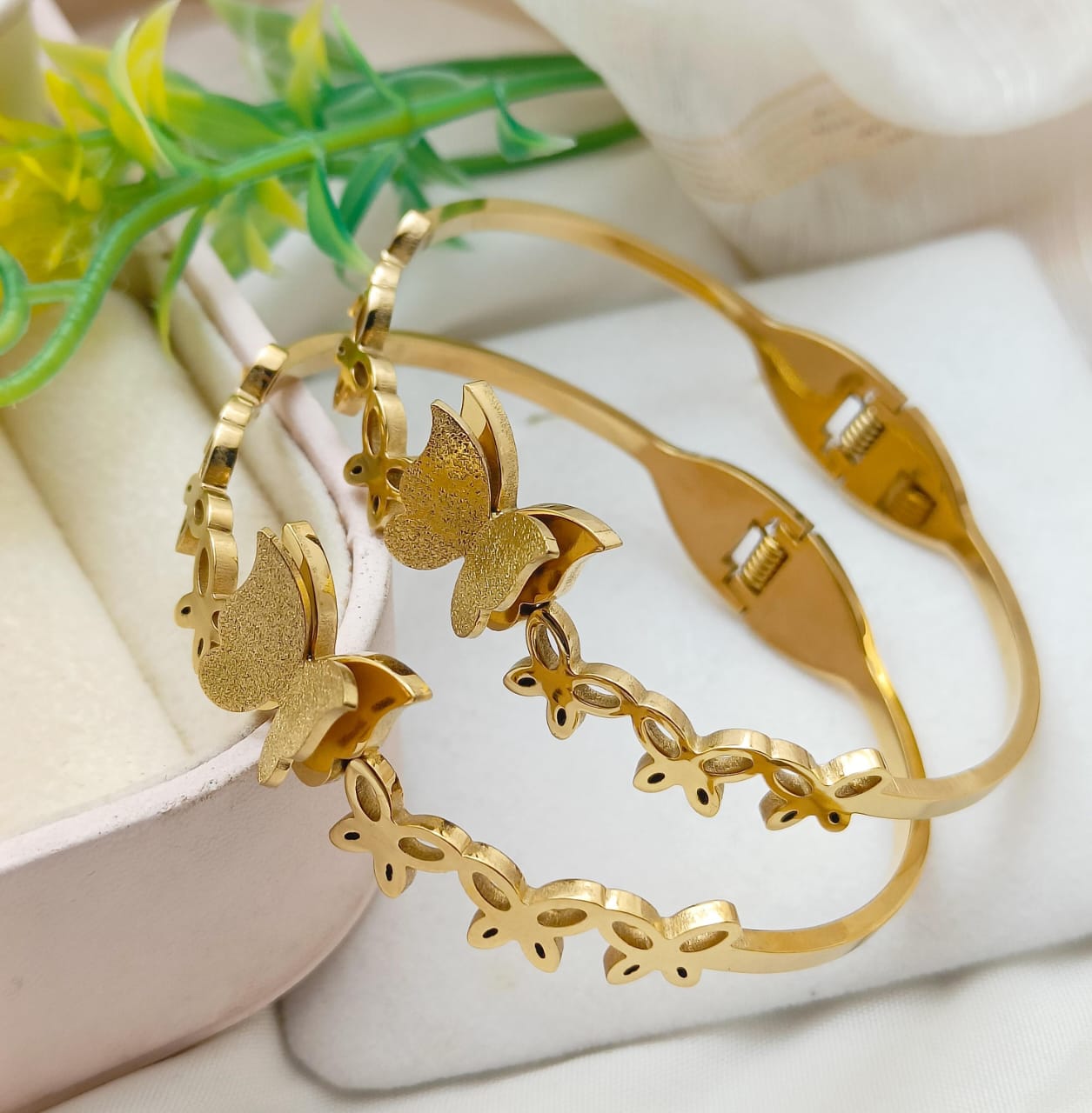 New fancy beautiful design high quality gold plated bangles